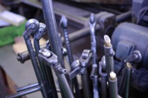 ged56d3c73b6726497b698430d449339ed52f8b36b00f4aedc8e7e3734d48700f687cb22575a378e78c5e004e9c697378_1280-645621 spinning, small factory, craftsman, manufacturing, manufacturing industry